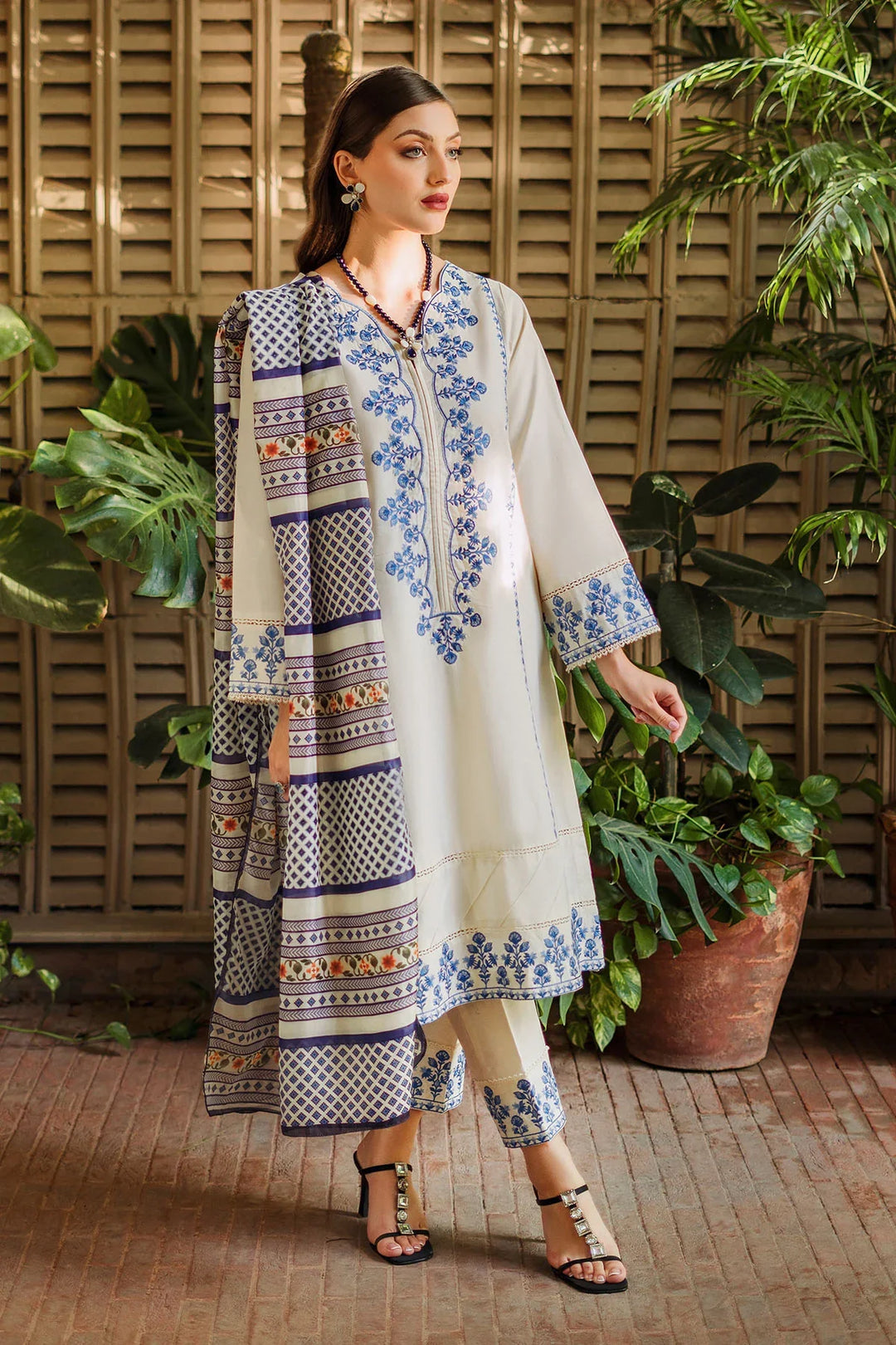 LAVIESH HEAVY 3PC EMBOIDERY