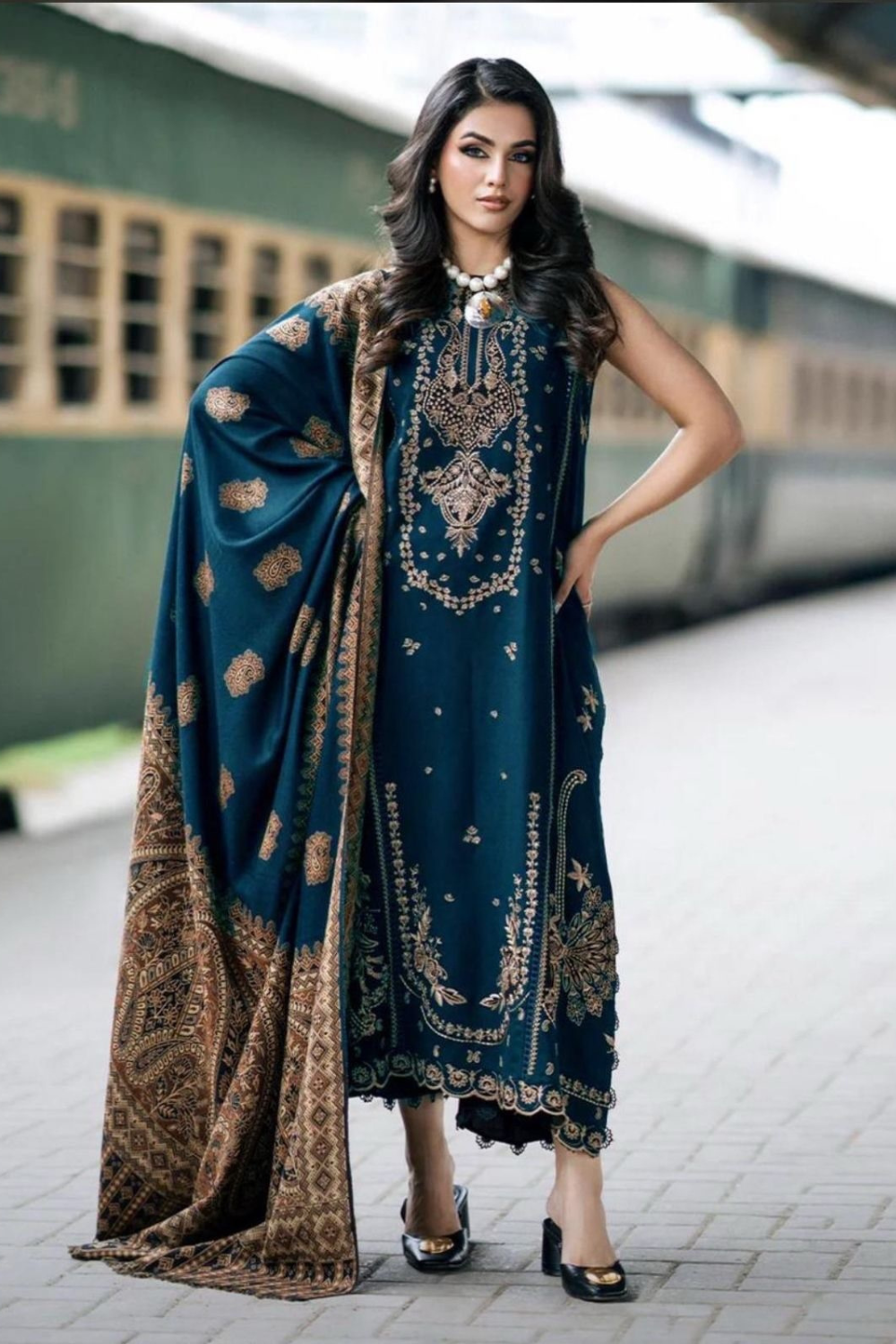 SIGNATURE LAWN EMBROIDERED 3PC SUIT - 413